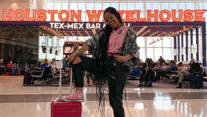 ideia de aerolook com tênis rosa e calça rasgada