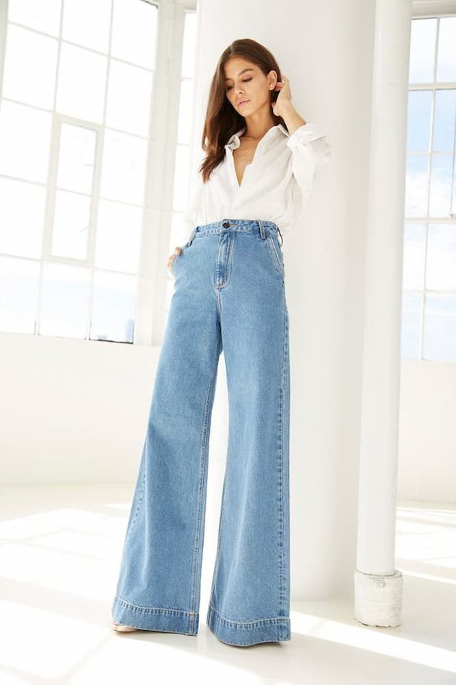 Look para trabalhar com camisa branca e calça pantalona jeans cintura alta