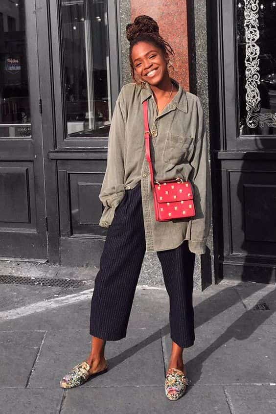 look estilo urbano com camisa over e mule estampada