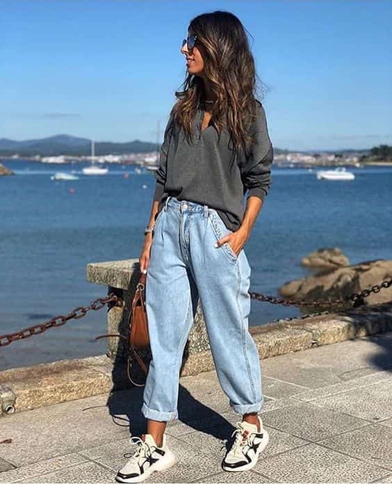 look street style básico e confortável com jeans e blusa cinza