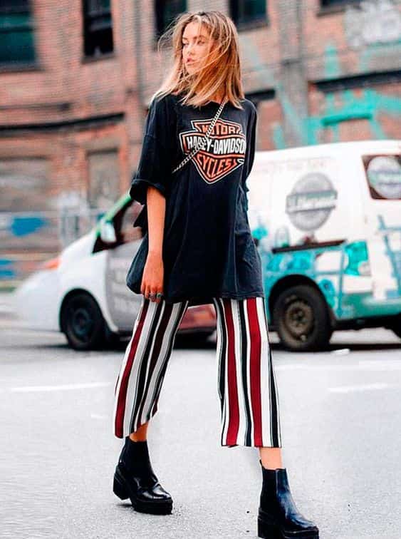  Ideia de look street style feminino com calça listrada e camiseta preta