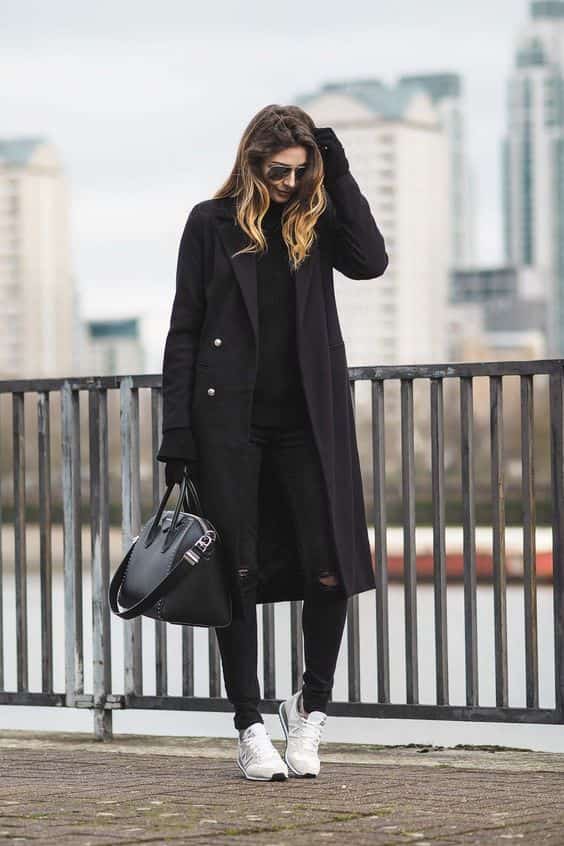 ideia de look para ir ao shopping no frio todo preto com tênis branco 