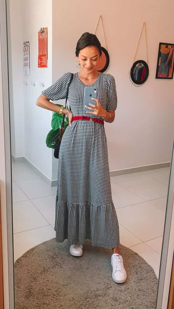 look para ir ao shopping a tarde com vestido longo xadrez e cinto vermelho