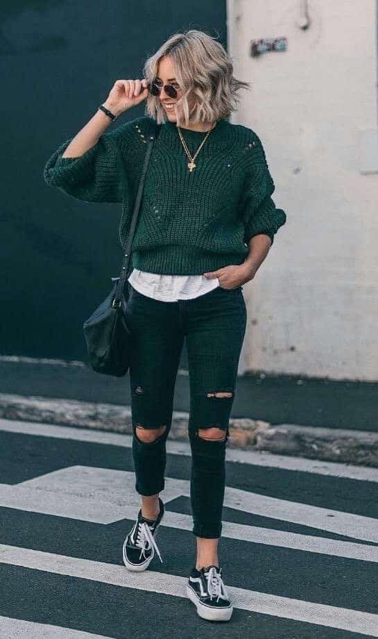 look para ir ao shopping no frio com sobreposição de blusa de lã e camiseta 