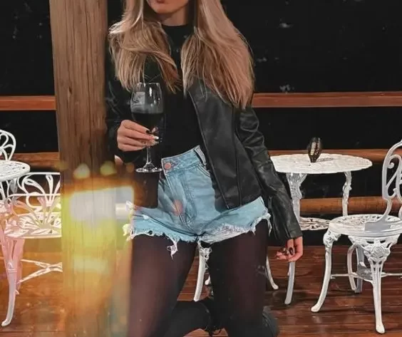 look para barzinho no frio com jaqueta de couro e coturno