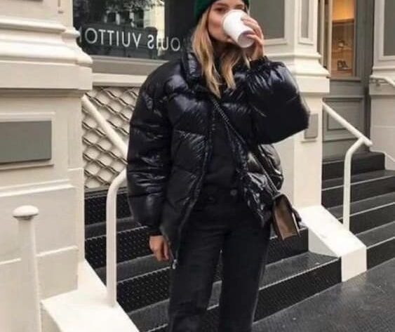 ideia de look monocromatico com jaqueta puffer preta