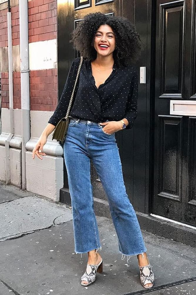 look de natal casual chique com calça jeans e camisa de bolinhas 