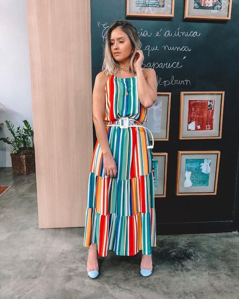 look de natal com vestido listrado colorido