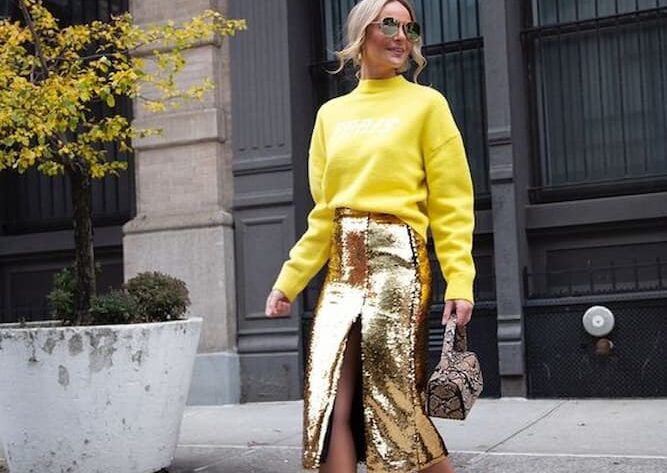 blusa amarela para look com saia dourada midi