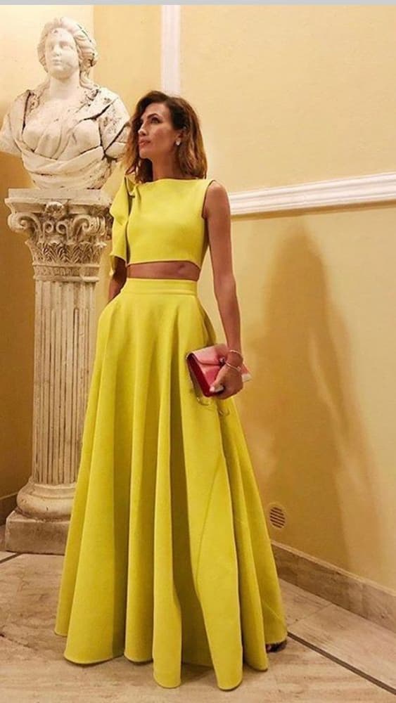 look para casamento de dia convidada com conjunto de top e saia amarela 