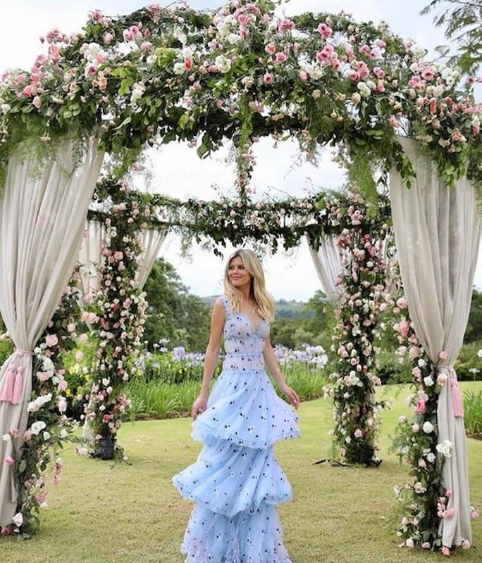look para casamento de dia em sitio com vestido estampado azul pastel 