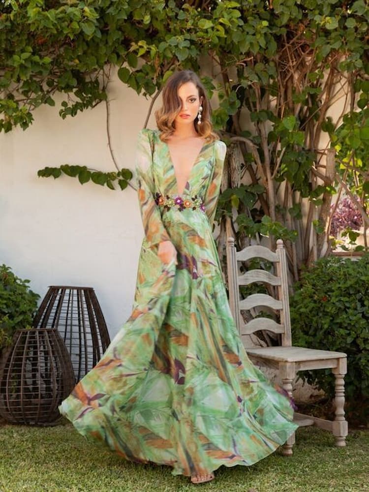look para festa de casamento durante o dia com vestido estampado