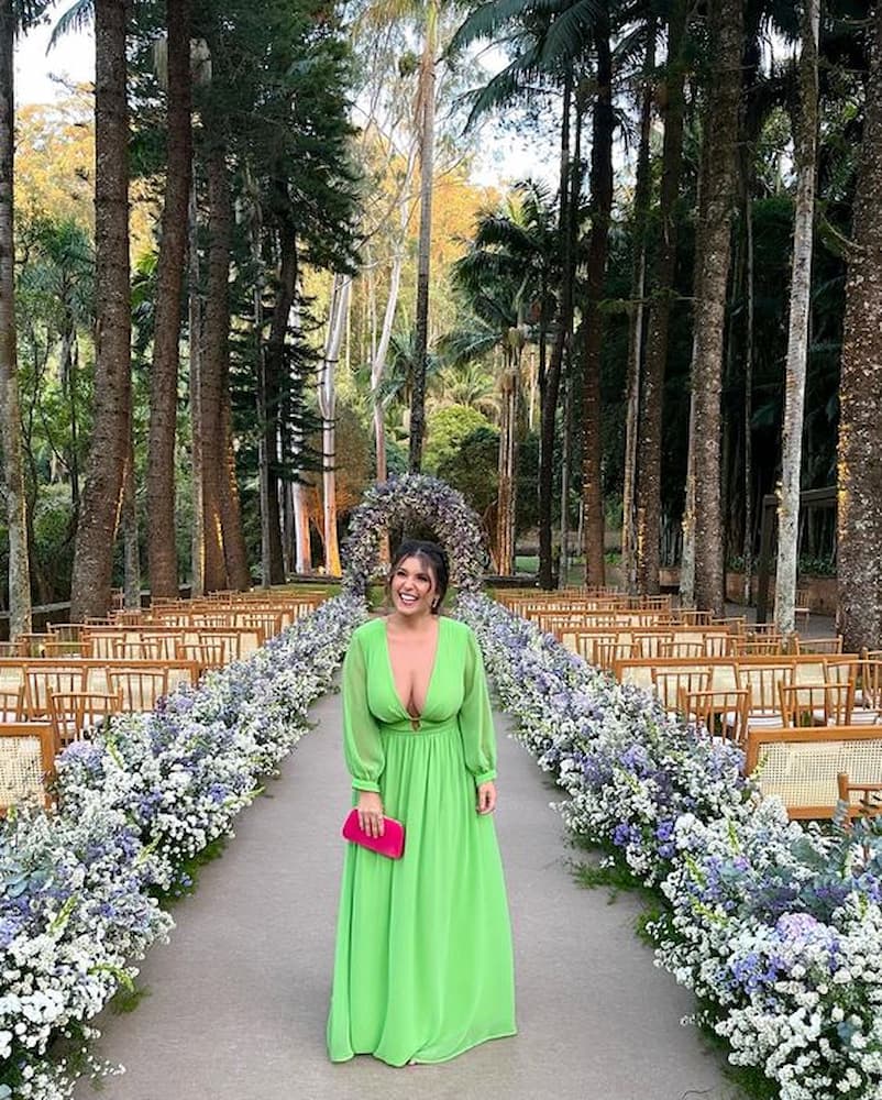 look para festa de casamento durante o dia no campo com vestido verde 