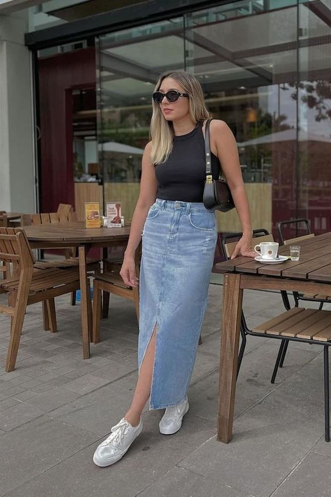 look para ir ao shopping com saia midi jeans e regata preta