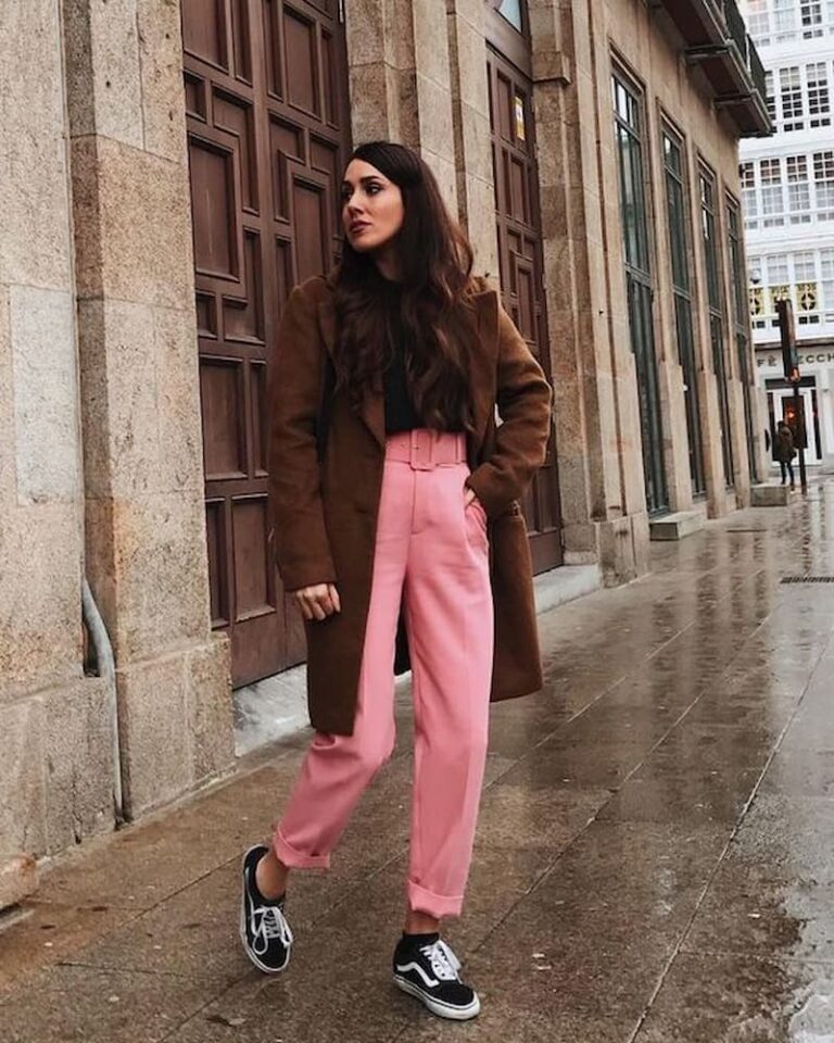 +27 Ideias de looks com calça rosa e dicas para combinar - Se a Moda Pega