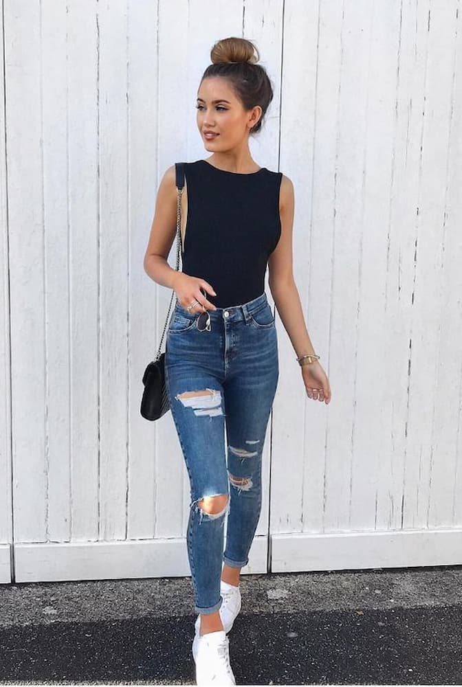 regata preta para look com calça skinny rasgada e tênis branco
