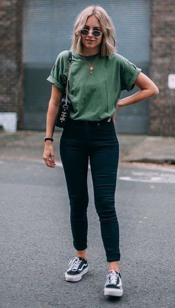 tênis para look com calça skinny preta e camiseta verde
