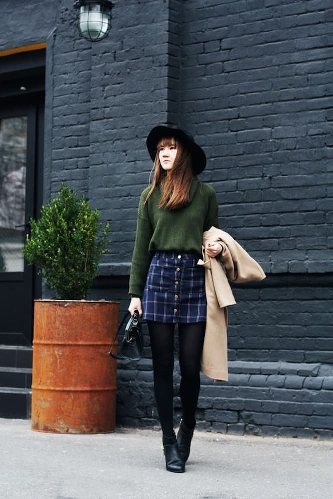 chapéu para look com meia calça preta e bota 