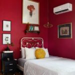 quarto cereja decorado com cama de ferro branca