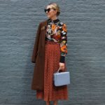 casaco marrom para look com mix de estampas