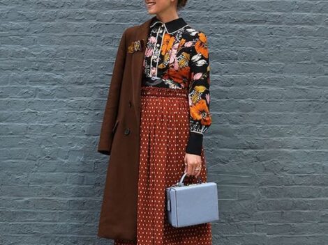 casaco marrom para look com mix de estampas