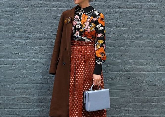 casaco marrom para look com mix de estampas